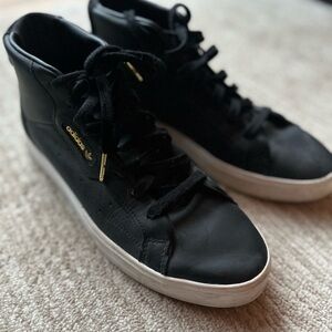 Adidas Unisex (W9 M7) Black and White Sneakers